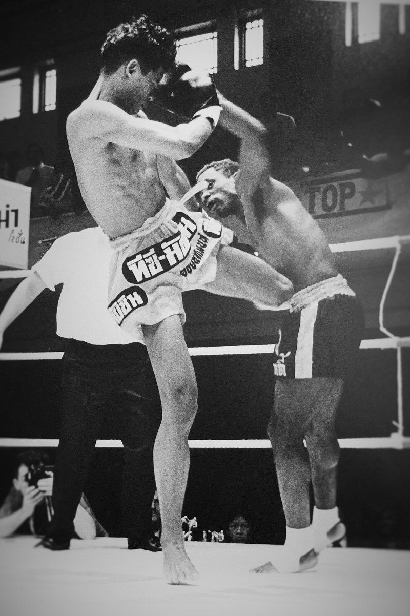 Master Ronnie Machine Gun Green fighting a Thai Champion in Thailand