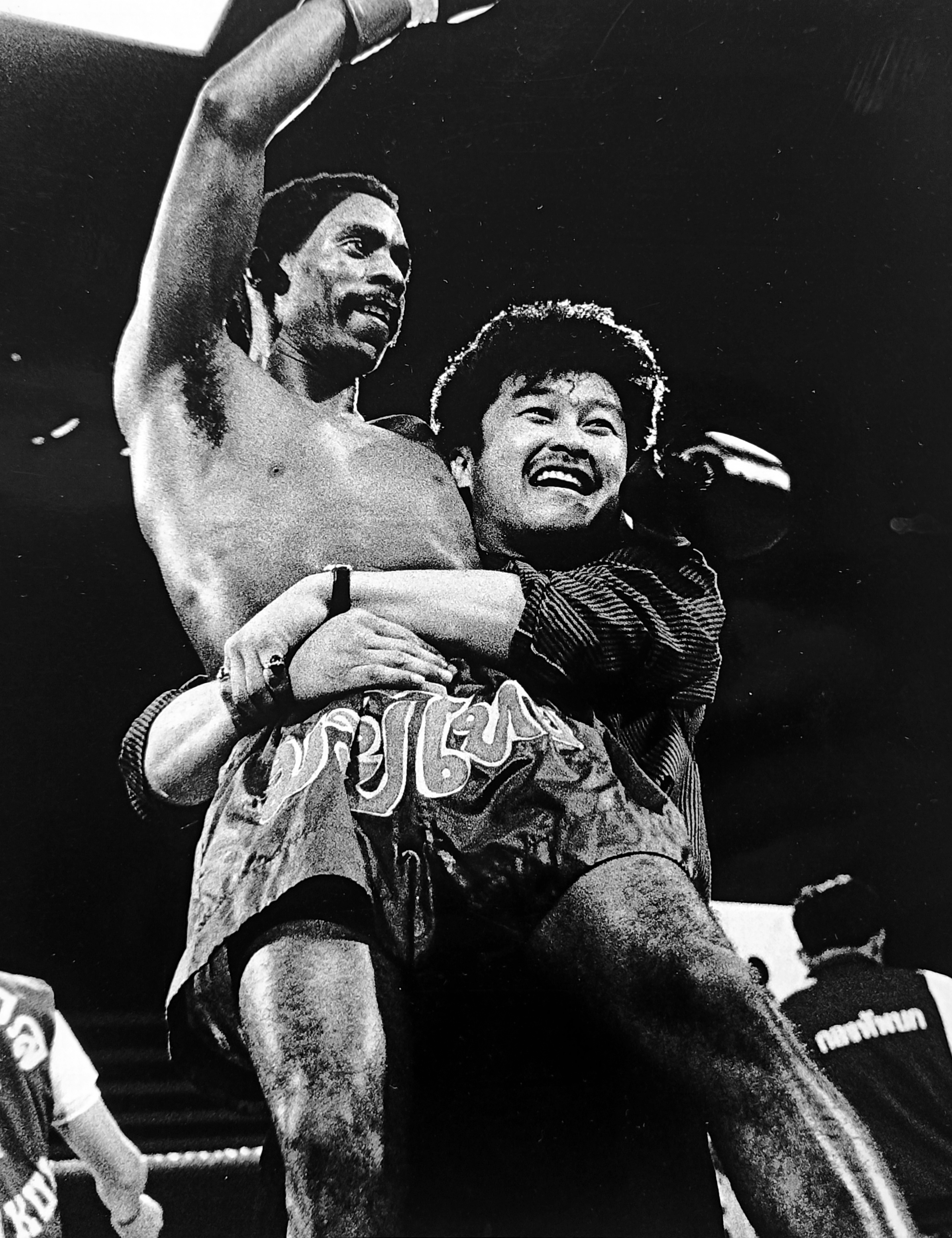 Master Toddy holding up Champion Ronnie - the iconic victory photo