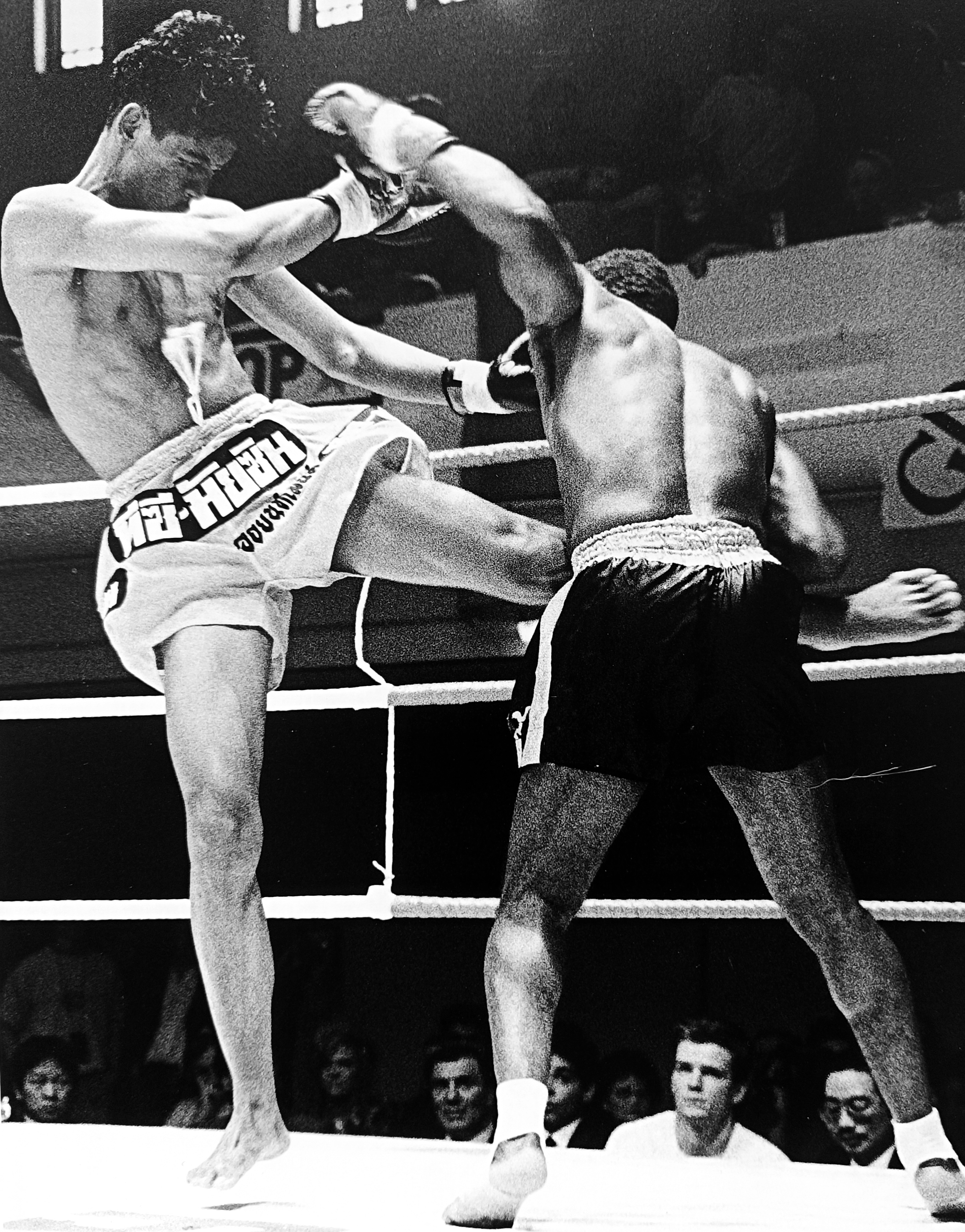 Ronnie facing a high knee attack